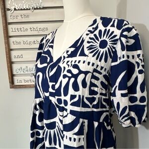 Mlle Gabriel Dress Navy & White Large Print Dress V-Neck Subtle Tiers Size Large